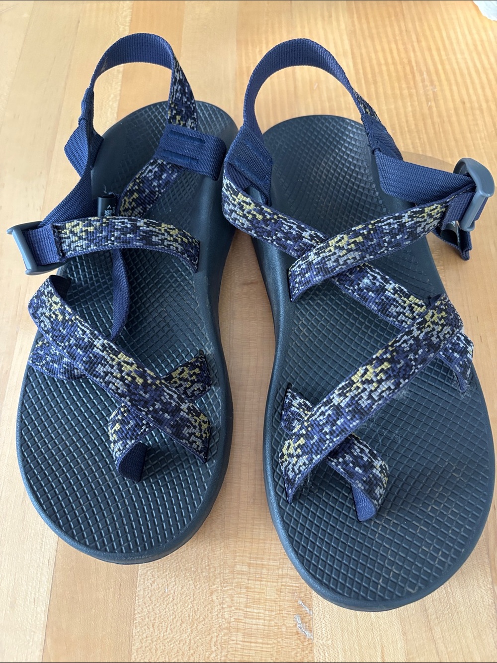 Men's Chaco Women's Strappy Sandals in Navy and Yellow NWOT size 11